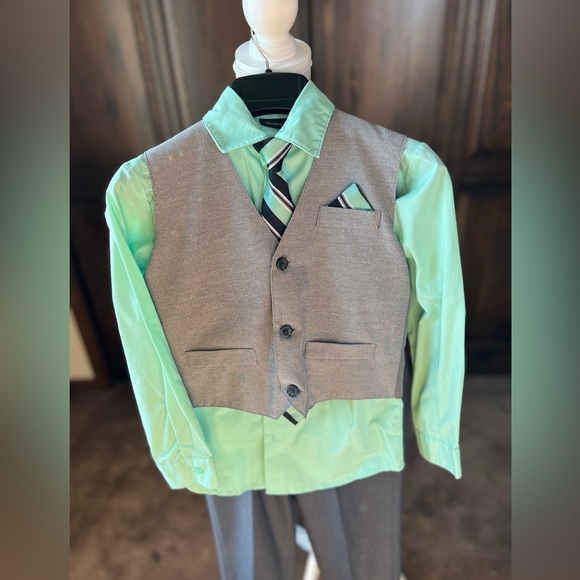 Holiday Editions Other - Holiday editions Boys size 8 grey suit, tie, shirt, vest, pants.